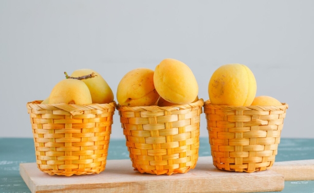 Buah-buahan tertentu melepaskan hormon dalam bentuk gas Etilen. Jika gas ini terperangkap di sekitar buah, proses pematangan akan berjalan 2x lebih cepat. (Foto: Freepik/koransakti.co.id)