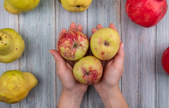 Perubahan warna pada apel kupas disebut Enzymatic Browning. Ini adalah mekanisme pertahanan buah untuk menutup luka dari bakteri, mirip darah yang membeku pada luka manusia. (Foto: Freepik/koransakti.co.id)