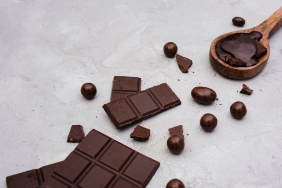 Jangan pernah berbagi cokelat dengan hewan peliharaan! Zat Theobromine di dalamnya bisa merusak jantung mereka. (Foto: Freepik/koransakti.co.id)
