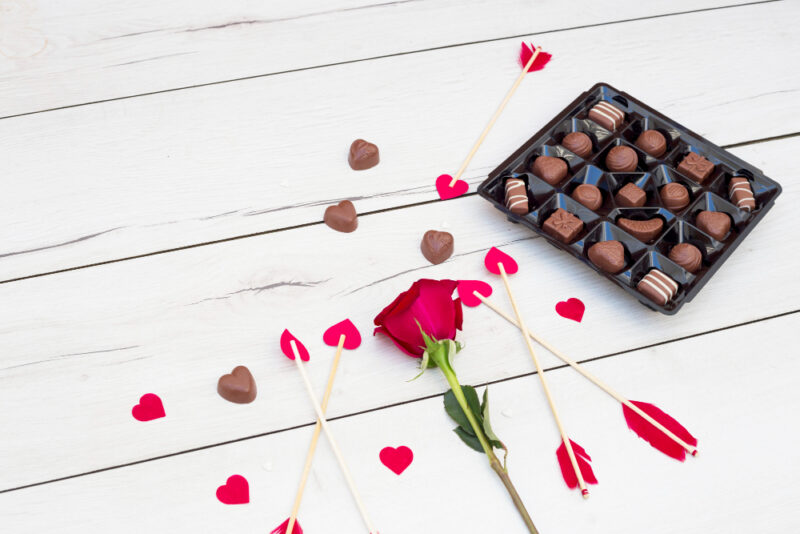 Tradisi memberi coklat di hari kasih sayang ternyata diciptakan untuk menyelamatkan pabrik kakao yang kelebihan stok. (Foto: Freepik/koransakti.co.id)