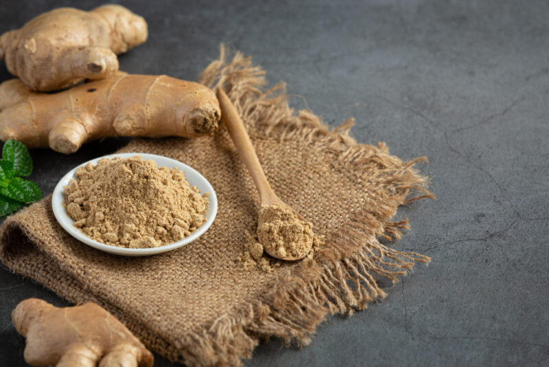Aroma khas jahe berasal dari senyawa Gingerol. Saat diseduh air panas, zat ini bekerja sebagai anti-inflamasi alami yang kuat. (Foro: Freepik/koransakti.co.id)