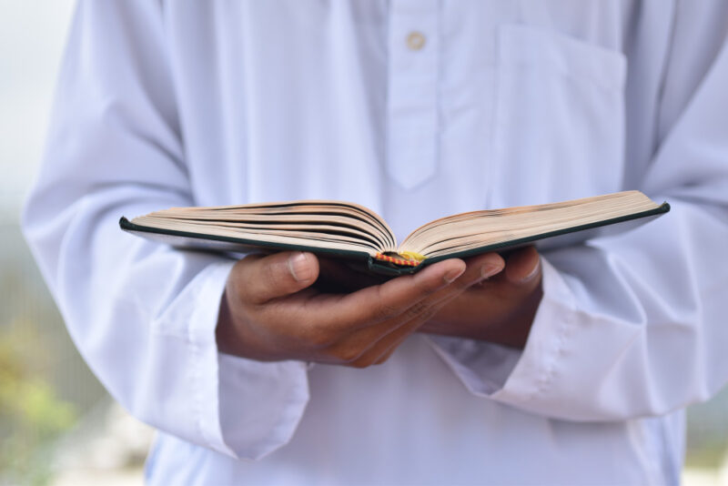 Pertemuan antara Sayyidul Ayyam (Rajanya Hari) dan bulan suci Ramadhan adalah momen langka untuk meraup pahala sebanyak-banyaknya. (Sumber: Freepik/koransakti.co.id)