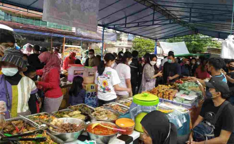 Suasana pasar kaget Ramadan yang dipenuhi deretan pedagang takjil, mulai dari kolak yang hangat hingga es buah yang menyegarkan, menciptakan pemandangan khas sore hari di Indonesia
