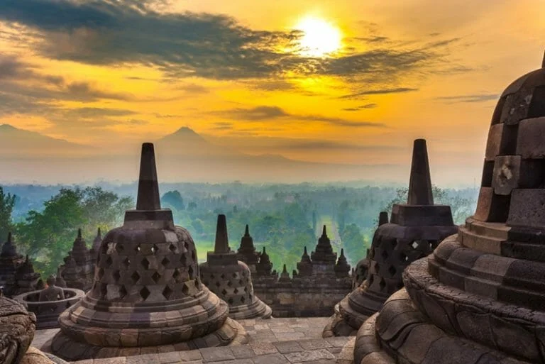 menikmati keindahan matahari terbit (sunrise) dari atas stupa Candi Borobudur, Kabupaten Magelang