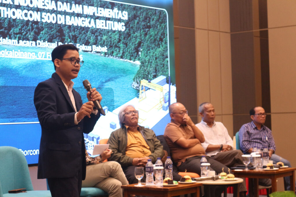 Caption: Andri Yanto SH Junior Manager PT Thorcon Power Indonesia salah satu narasumber Diskusi Publik yang diselenggarakan oleh KBO Babel & Fokus Babel, Sabtu (7/2/2026)