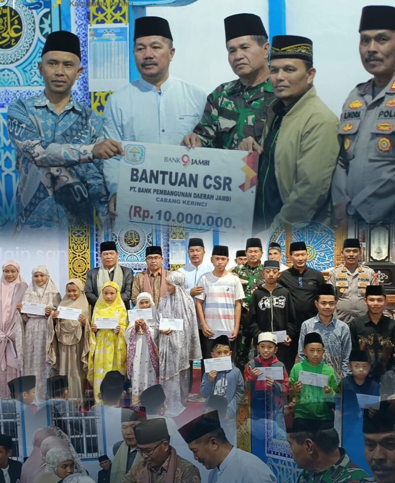 Bupati Kerinci Monadi menyerahkan santunan dari Baznas kepada pelajar dan bantuan CSR dari Bank Jambi untuk Masjid Darussalam. (foto:dok hms)