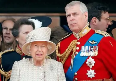 omen kebersamaan mendiang Ratu Elizabeth II dan Andrew Mountbatten di London. Kini, mantan Pangeran Andrew tersebut menghadapi penggeledahan intensif oleh kepolisian di kediamannya, Royal Lodge, terkait dugaan serius penyalahgunaan wewenang dan kebocoran dokumen rahasia negara.