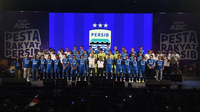 Skuad Persib Bandung saat menjalani latihan resmi di Stadion Gelora Bandung Lautan Api (GBLA). Dukungan penuh Bobotoh sangat dibutuhkan untuk membalikkan keadaan.