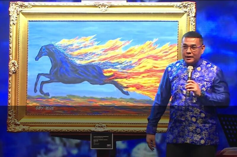 Kepala BPOKK Demokrat, Ossy Dermawan, saat memandu pelelangan lukisan karya Susilo Bambang Yudhoyono (SBY) di Djakarta Theater. Lukisan bernuansa biru dengan objek kuda api ini menjadi pusat perhatian dalam perayaan Imlek 2026.