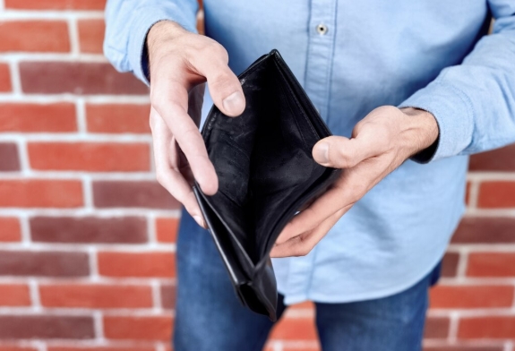 Lapar mata saat sore hari adalah musuh terbesar dompet Anda. Jangan sampai gaji sebulan habis hanya di minggu pertama puasa! (Sumber: Freepik/koransakti.co.id)