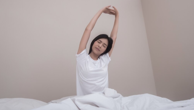 Jangan biarkan euforia Malam Minggu membuat puasa Anda besok berantakan karena telat sahur. Ciptakan alarm alami tubuh dari sekarang! (Sumber: Freepik/koransakti.co.id)