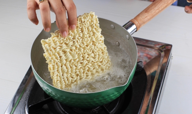 Jangan asal kenyang saat sahur. Makanan yang salah justru akan menyiksa tubuh Anda selama 13 jam ke depan. (Sumber: Freepik/koransakti.co.id)