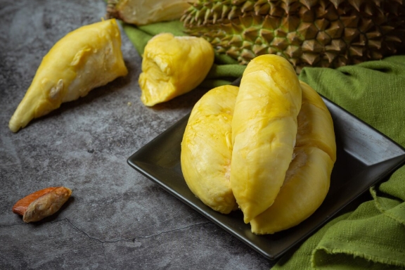 Satu porsi durian mengandung kalori yang setara dengan satu piring nasi penuh. Jangan tertipu oleh rasanya yang lembut! (Foto: Freepik/koransakti.co.id)