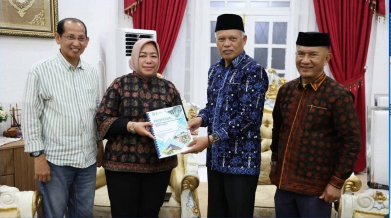 Wakil Wali Kota Sungai Penuh Azhar Hamzah saat menyampaikan proposal kepada Direktur Bapanas Rina Syawal saat dialog strategis penguatan ketahanan pangan daerah