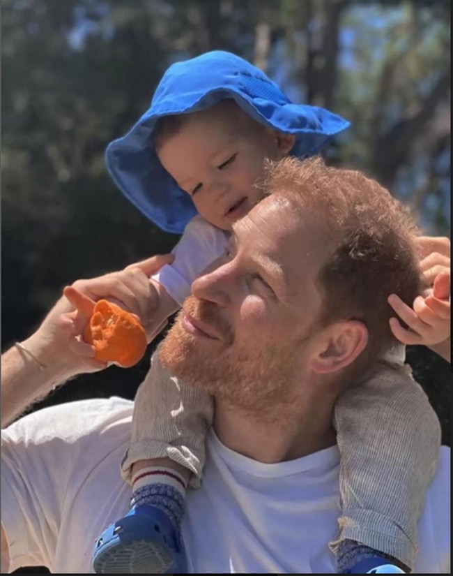 otret intim keluarga Sussex di kediaman mereka, Montecito, yang menunjukkan sisi domestik kehidupan Pangeran Harry sebagai seorang ayah jauh dari protokol formal kerajaan.