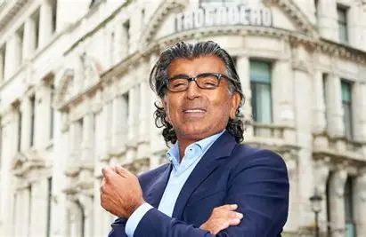 Asif Aziz, pendiri Criterion Capital, yang menjadi perbincangan global atas inisiatifnya menyediakan ruang ibadah bagi umat Muslim di pusat keramaian London. Melalui yayasannya, ia berhasil mengubah sebagian gedung bersejarah Trocadero menjadi pusat komunitas dan spiritual di tengah kota.