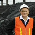 Dato' Low Tuck Kwong, pendiri Bayan Resources, yang dinobatkan sebagai salah satu orang terkaya di Indonesia. Sosoknya kembali menjadi sorotan publik setelah memenangkan lelang lukisan karya Presiden ke-6 RI, Susilo Bambang Yudhoyono, senilai Rp6,5 miliar.