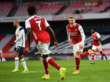 Skuad Arsenal merayakan kemenangan gemilang dalam tajuk North London Derby di markas Tottenham Hotspur. Kemenangan telak ini semakin mengokohkan posisi The Gunners di puncak klasemen sementara Premier League 2025/2026 sekaligus memperlebar jarak dari kejaran rival terdekatnya.