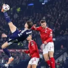 Scott McTominay saat merayakan kemenangan Napoli di Stadion Diego Armando Maradona. Meski tampil impresif di Serie A, gelandang asal Skotlandia ini dikabarkan mulai mempertimbangkan masa depannya di Italia demi kembali ke kampung halaman.