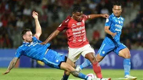 Kandidat pengatur serangan Persib Bandung yang kini tengah bersaing memperebutkan posisi utama di lini tengah.