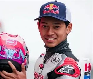 Pembalap muda kebanggaan Indonesia ini siap menggebrak kancah Moto3 2026 dengan dukungan penuh dari Red Bull dan identitas visual baru yang dikerjakan oleh desainer kelas dunia.