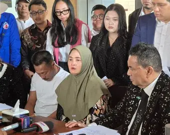 Pengacara kondang Hotman Paris Hutapea saat memberikan keterangan pers mengenai keterlibatannya dalam kasus hukum yang menjerat Fandi Ramadhan. Hotman menaruh perhatian khusus pada keadilan bagi rakyat kecil yang terseret dalam jaringan narkoba internasional berskala besar.