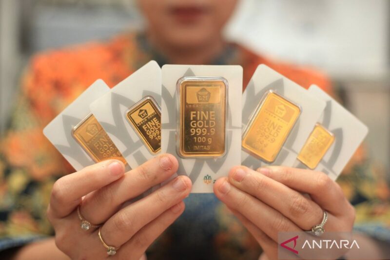 Karyawan menunjukkan kepingan emas batangan Antam. Harga logam mulia di Pegadaian mencatatkan kenaikan signifikan pada akhir pekan ini.