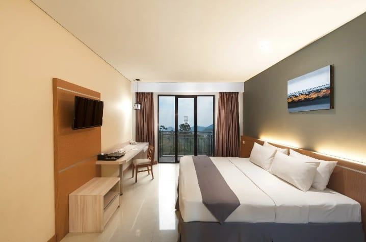 Interior kamar hotel yang tertata rapi tanpa kehadiran guling untuk menjaga estetika dan ruang gerak tamu
