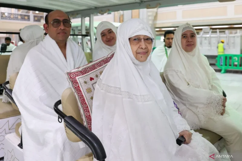 Presiden ke-5 RI Megawati Soekarnoputri menjalani ibadah umrah bersama keluarga dengan pengawalan khusus dari pihak kerajaan Arab Saudi. (poto ; Antara)