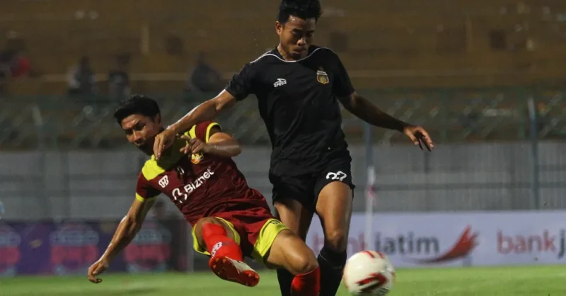 Skuad Macan Putih saat menjalani latihan terakhir menjelang laga melawan Bhayangkara FC. Stadion Brawijaya diprediksi akan menjadi saksi perjuangan Persik Kediri untuk mengamankan tiga poin penuh di hadapan Persikmania.