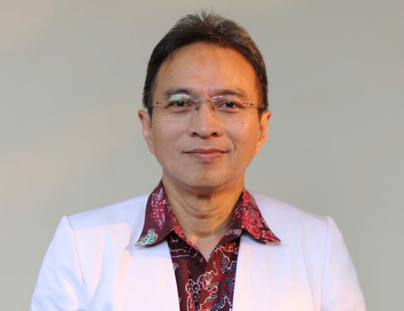 dr. Piprim Basarah Yanuarso, Sp.A(K), sosok dokter spesialis jantung anak senior yang kini tengah menjadi pusat perhatian publik pasca kabar pemberhentiannya oleh Kementerian Kesehatan.