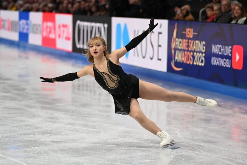 Kaori Sakamoto saat membawakan program pendek emosionalnya di Milan-Cortina 2026. Penampilan ini menjadi catatan sejarah bagi karier panjang sang ratu skating Jepang.