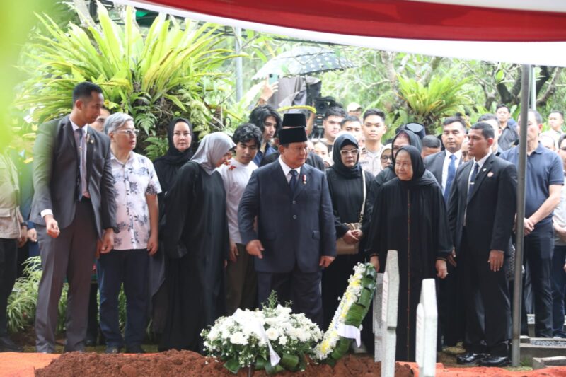 Suasana khidmat prosesi pemakaman militer Jenderal TNI (Purn) Try Sutrisno di TMP Kalibata yang dihadiri oleh jajaran petinggi negara dan tokoh bangsa.