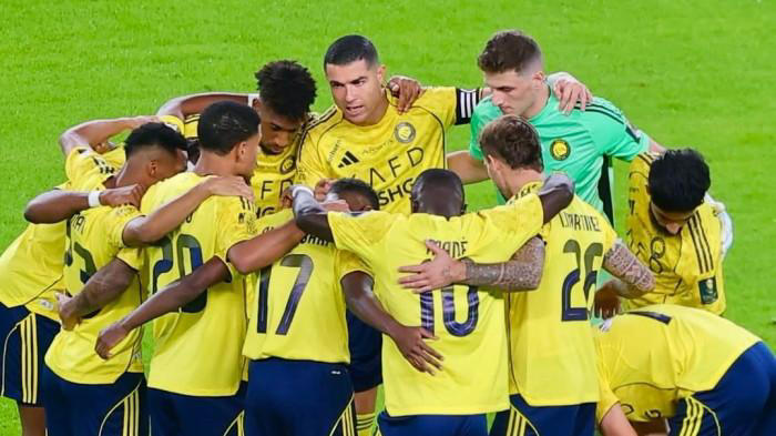 Momen krusial saat Mohamed Simakan mencetak gol kemenangan dramatis bagi Al Nassr di masa injury time, memastikan tim berjuluk Al Alami ini tetap kokoh di puncak klasemen Liga Arab Saudi