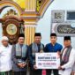 Wakil Bupati Kerinci, H. Murison, saat menyerahkan bantuan pembangunan masjid secara simbolis dalam agenda Safari Ramadhan di Masjid At-Taqwa, Desa Kemantan Hilir.