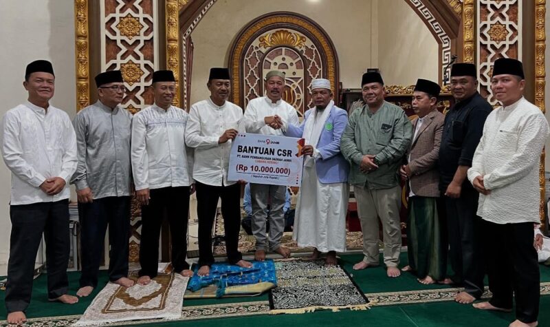 Bupati Kerinci Monadi bersama Wakil Bupati H. Murison menyerahkan bantuan pembangunan masjid secara simbolis saat agenda Safari Ramadhan di Masjid Nurul Hikmah, Desa Tambak Tinggi.