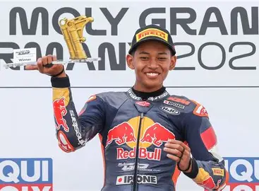 Veda Ega Pratama merayakan keberhasilan finis di posisi kelima pada debut perdananya di Moto3 bersama Honda Team Asia.