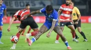 Skor Akhir Persebaya vs Persib 2-2: Bojan Hodak Pilih Bungkam Usai Laga Panas