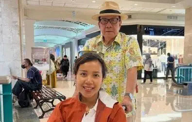 Momen kebersamaan almarhumah Karmia Krissanty Tandjung bersama sang ayah, Akbar Tandjung. Kepergian sosok ibu muda yang tangguh ini meninggalkan duka mendalam bagi keluarga besar Partai Golkar dan dunia keuangan Indonesia.