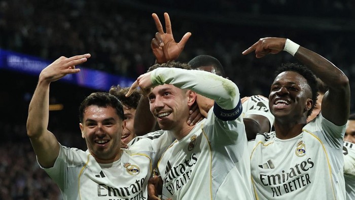 Gelandang Real Madrid, Federico Valverde, merayakan salah satu golnya ke gawang Manchester City. Penampilan heroiknya di Santiago Bernabeu memastikan satu kaki Los Blancos berada di babak perempat final Liga Champions 2026.