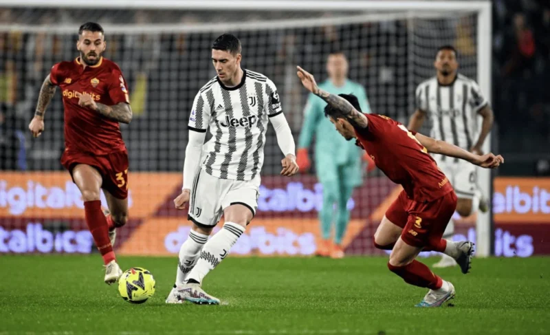 Bek tangguh AS Roma, Evan Ndicka, merayakan selebrasi emosional setelah berhasil membobol gawang Juventus dalam drama enam gol di Stadion Olimpico.