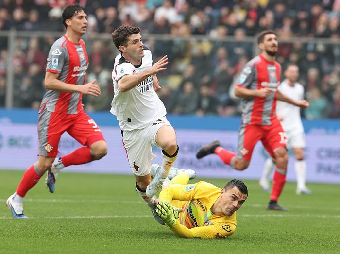 Momen krusial saat Emil Audero melakukan penyelamatan gemilang untuk menjaga gawang Cremonese dari gempuran lini serang Rossoneri.