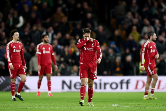 Ekspresi kekecewaan para pemain Liverpool setelah kembali kebobolan di detik-detik terakhir pertandingan yang berujung pada hilangnya poin krusial.