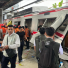 Kondisi gerbong wanita KRL Commuter Line yang hancur parah setelah terhantam keras dan ditembus oleh lokomotif KA Argo Bromo Anggrek di Stasiun Bekasi Timur (Foto: Detik.com)