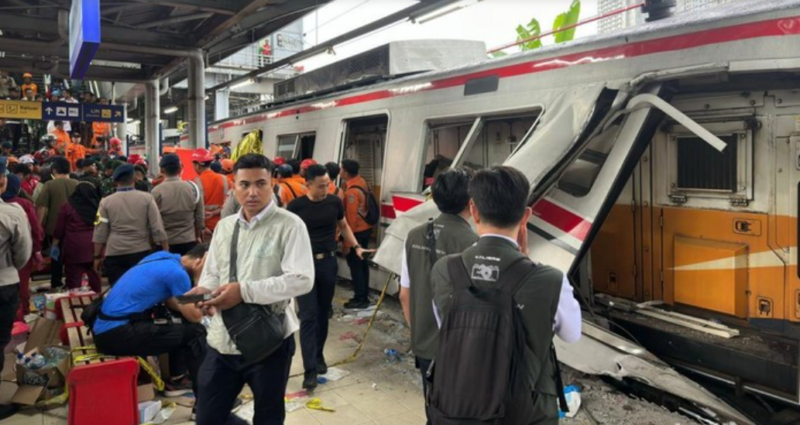Kondisi gerbong wanita KRL Commuter Line yang hancur parah setelah terhantam keras dan ditembus oleh lokomotif KA Argo Bromo Anggrek di Stasiun Bekasi Timur (Foto: Detik.com)