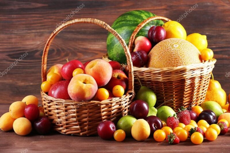 Aneka buah segar yang kaya akan vitamin dan mineral. Mengatur waktu konsumsi buah yang tepat dapat mendukung kesehatan pencernaan dan membantu menjaga kestabilan berat badan Anda di tahun 2026