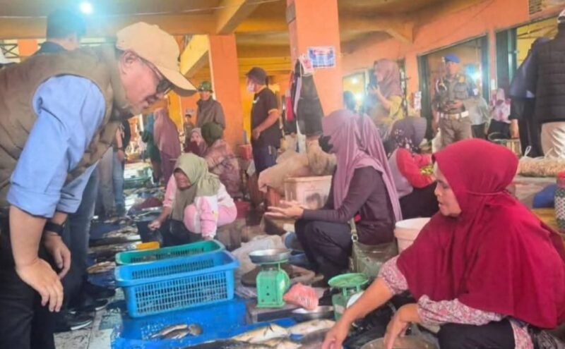 Walikota Sungai Penuh, Alfin, S.H., saat berdiskusi langsung dengan pedagang di Pasar Tanjung Bajure. Langkah persuasif ini bertujuan untuk memastikan proses penataan pasar tradisional tetap berpihak pada kesejahteraan pedagang dan kenyamanan pembeli
