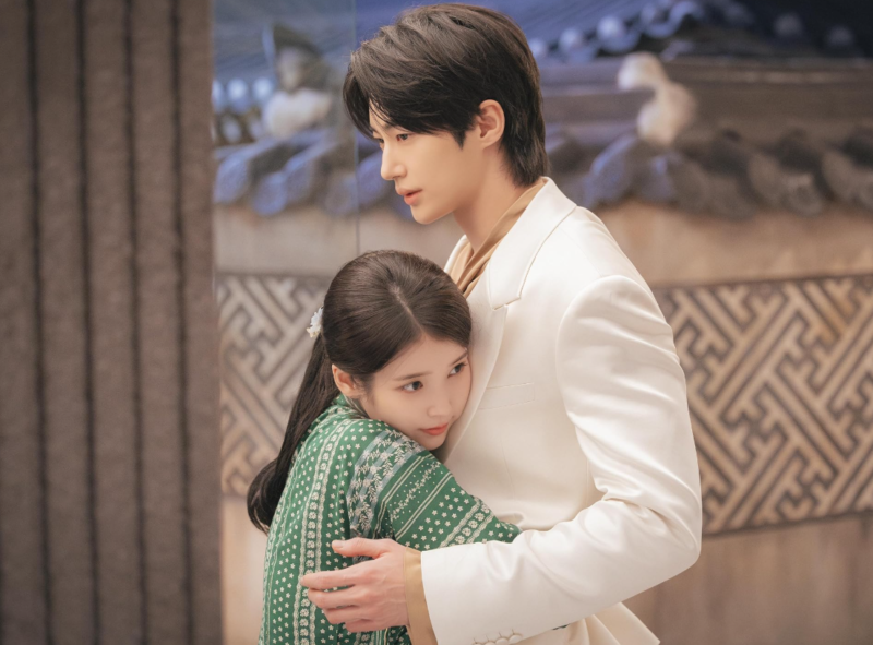 Poster resmi drama Korea Perfect Crown yang menampilkan IU dan Byeon Woo-seok, menjadi salah satu tontonan paling populer dengan perolehan rating yang terus meroket.