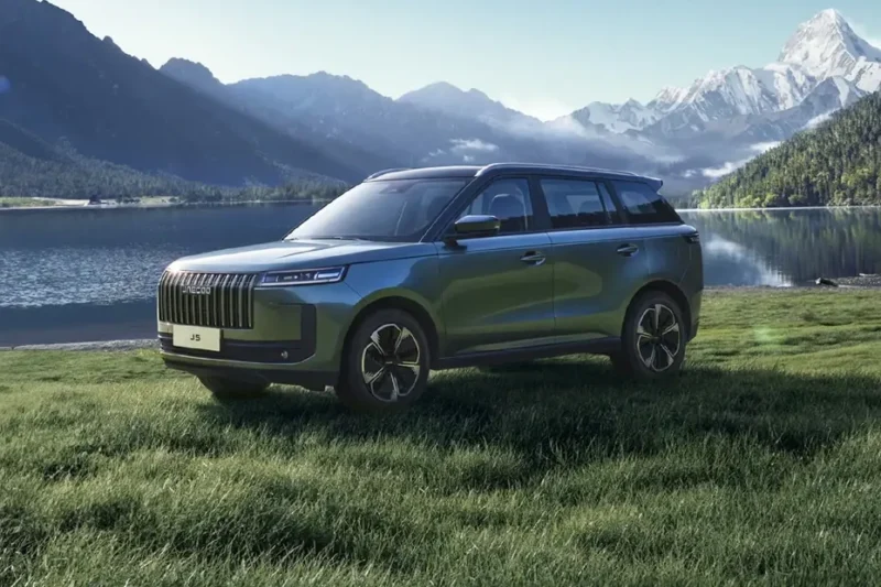 Tampilan gagah JAECOO J5 2026 yang mengusung filosofi desain klasik namun tetap futuristik. SUV listrik ringkas ini siap menantang dominasi pasar mobil ramah lingkungan di Indonesia dengan performa baterai 60,9 kWh dan fitur keselamatan ADAS yang lengkap.