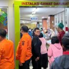 RSUD Kota Bekasi seketika berubah menjadi riuh oleh isak tangis keluarga Korban kecelakaan  Kereta Api (KA) Jarak Jauh dan KRL Commuter Line di Stasiun Bekasi Timur (foto: Detikcom)